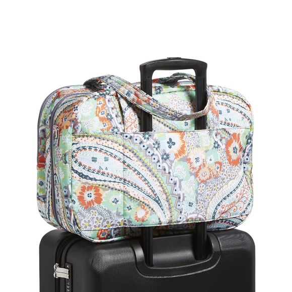 New Vera Bradley Lay Flat Travel Bag in Citrus Paisley R$200 - Picture 8 of 16